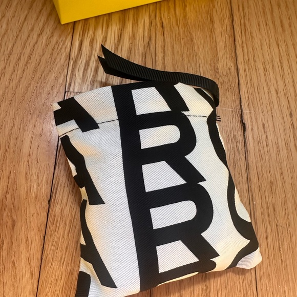 Gold and White Necklace by Marc Jacobs Brand New Giftable - Picture 4 of 4